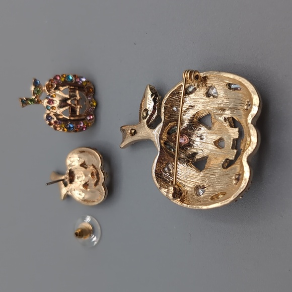 NWOT Gold Toned Pumpkin Brooch with Matching Earrings Both Metallic & Bejeweled - Picture 7 of 10